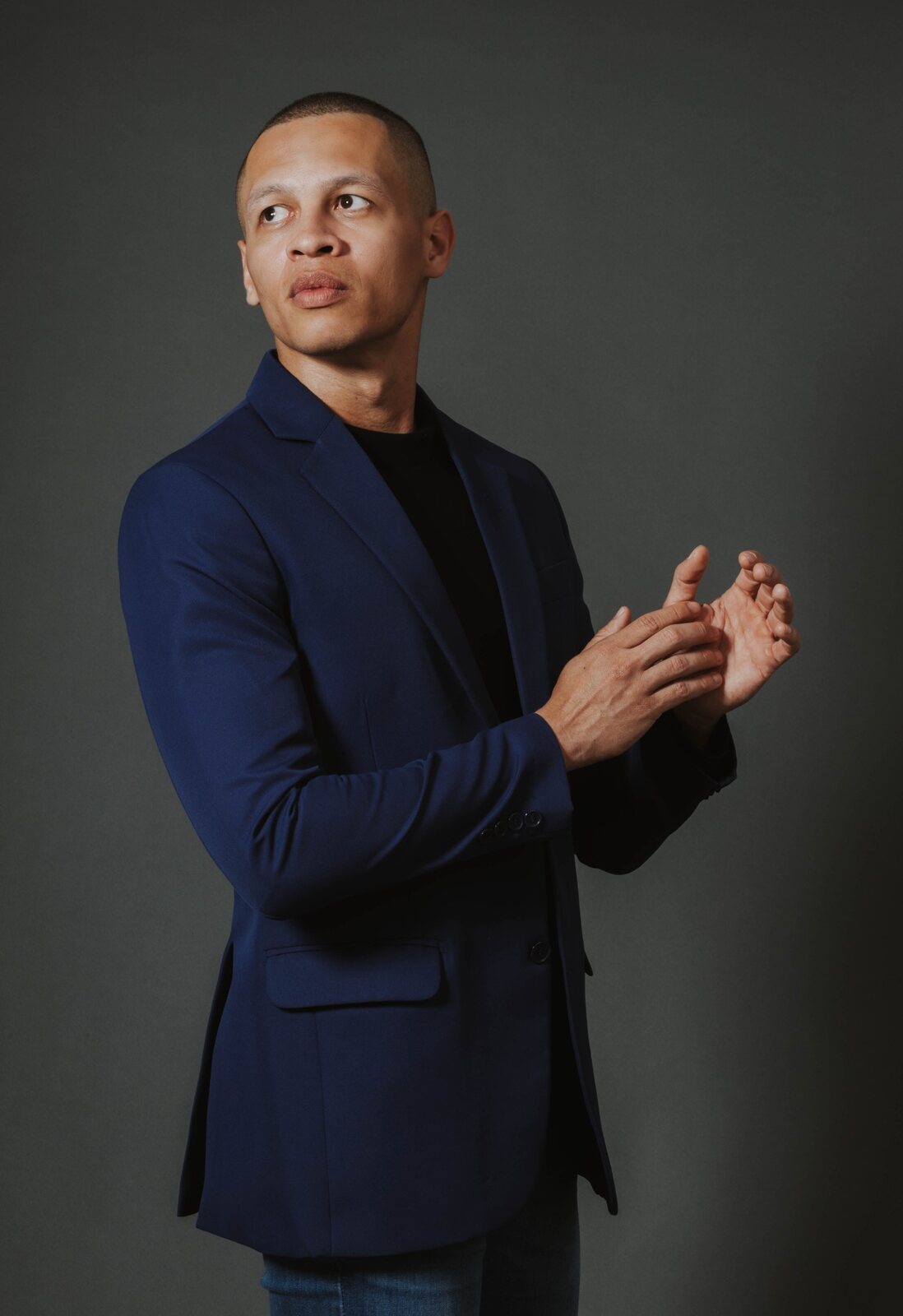 Isaac Porto em retrato profissional com blazer azul